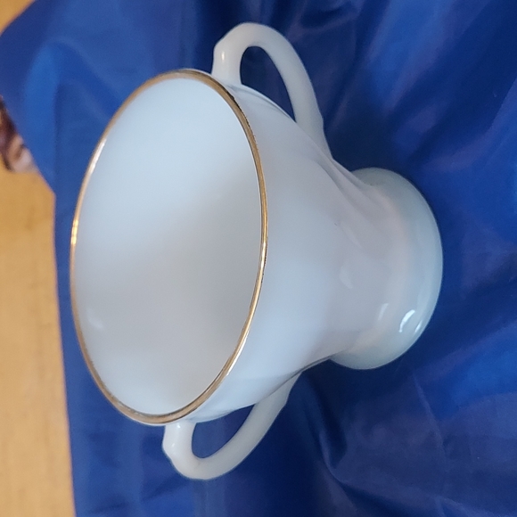 Anchor Hocking Fire King White Swirl Gold Trim Sugar Bowl & Creamer - Picture 3 of 4